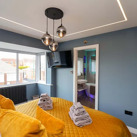 12 Hunley Avenue * Солтберн-бай-те-Си