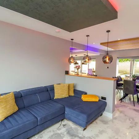 12 Hunley Avenue * Солтберн-бай-те-Си